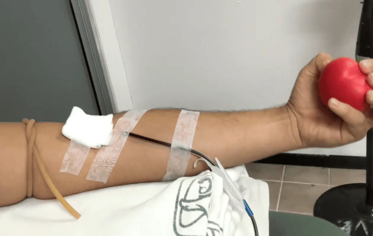 "Soy un guerrero que se une a la batalla de ellos, afirmó el joven que dona sangre a menores en tratamiento contra el cáncer.