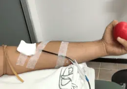 Joven dona sangre para niños en tratamiento oncológico: "No es solo sangre, es esperanza"