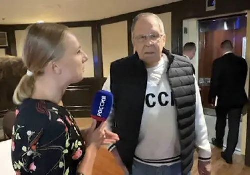 ¿Los Simpson lo volvieron a hacer? Canciller ruso luce símbolo soviético en encuentro con Trump