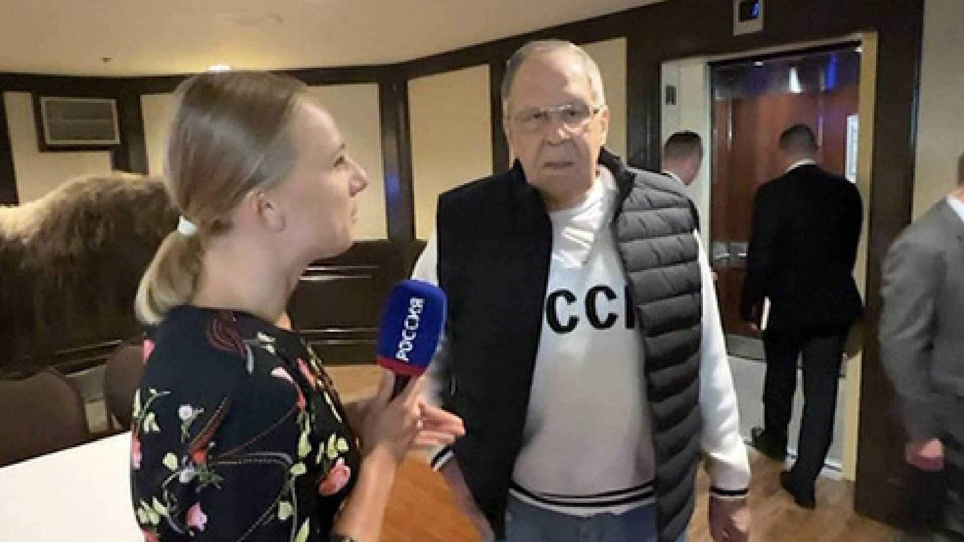 ¿Los Simpson lo volvieron a hacer? Canciller ruso luce símbolo soviético en encuentro con Trump
