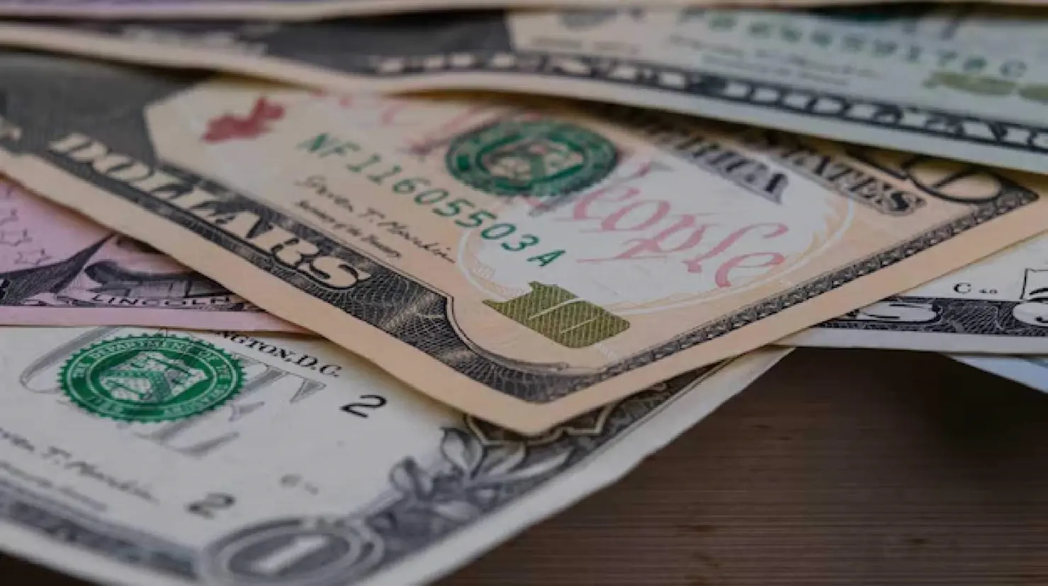 Precio del dólar hoy viernes 15 de agosto: El peso mexicano retrocede ante la divisa