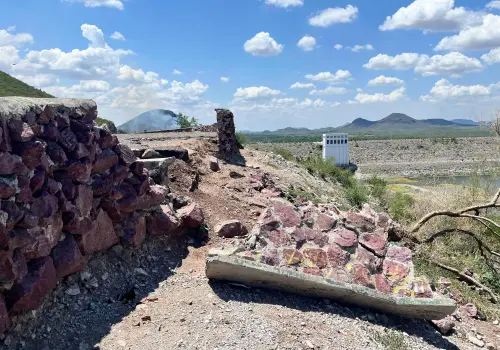 Se cae parte de la barda del mirador de la Presa Álvaro Obregón