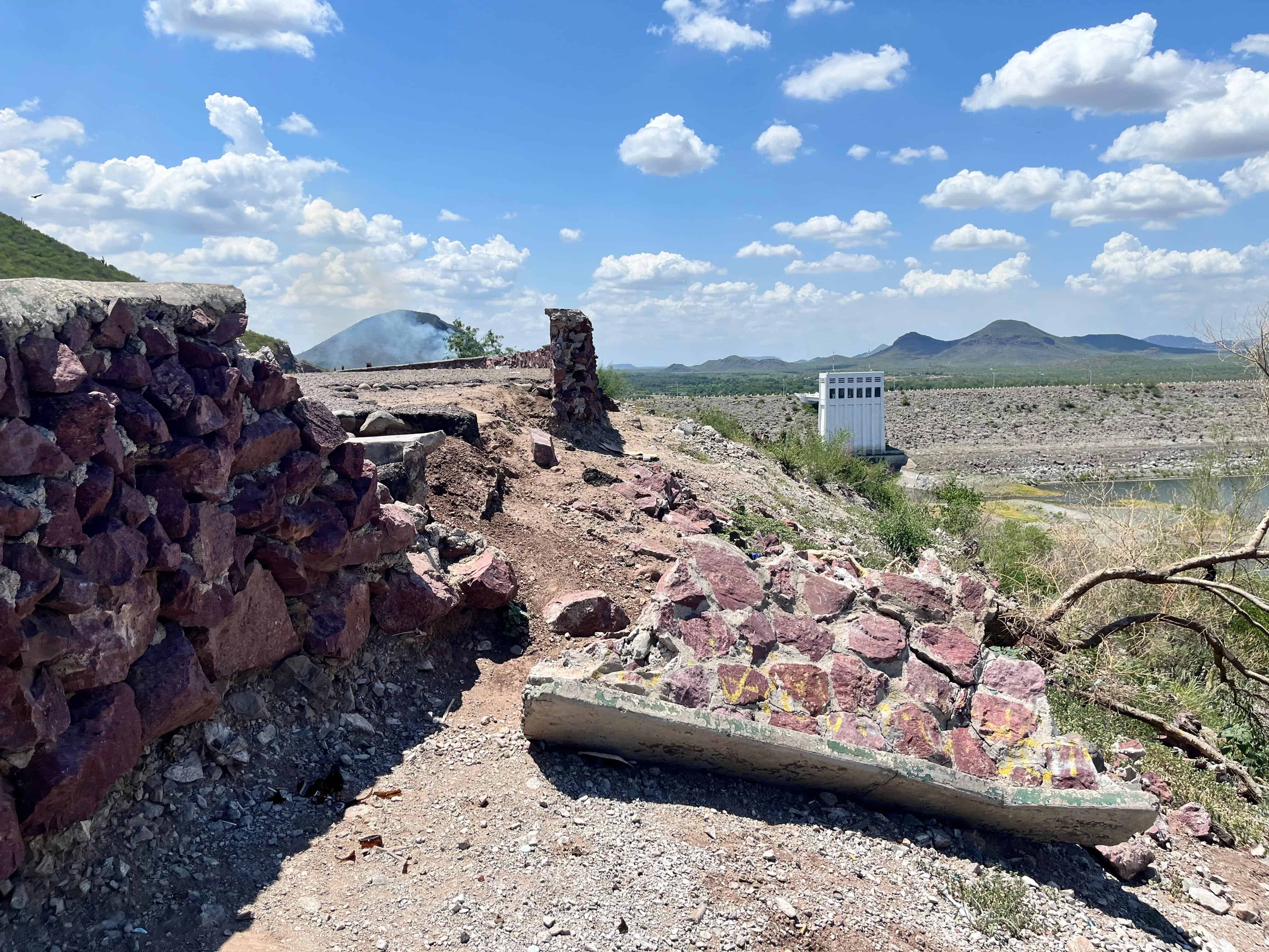 Se cae parte de la barda del mirador de la Presa Álvaro Obregón