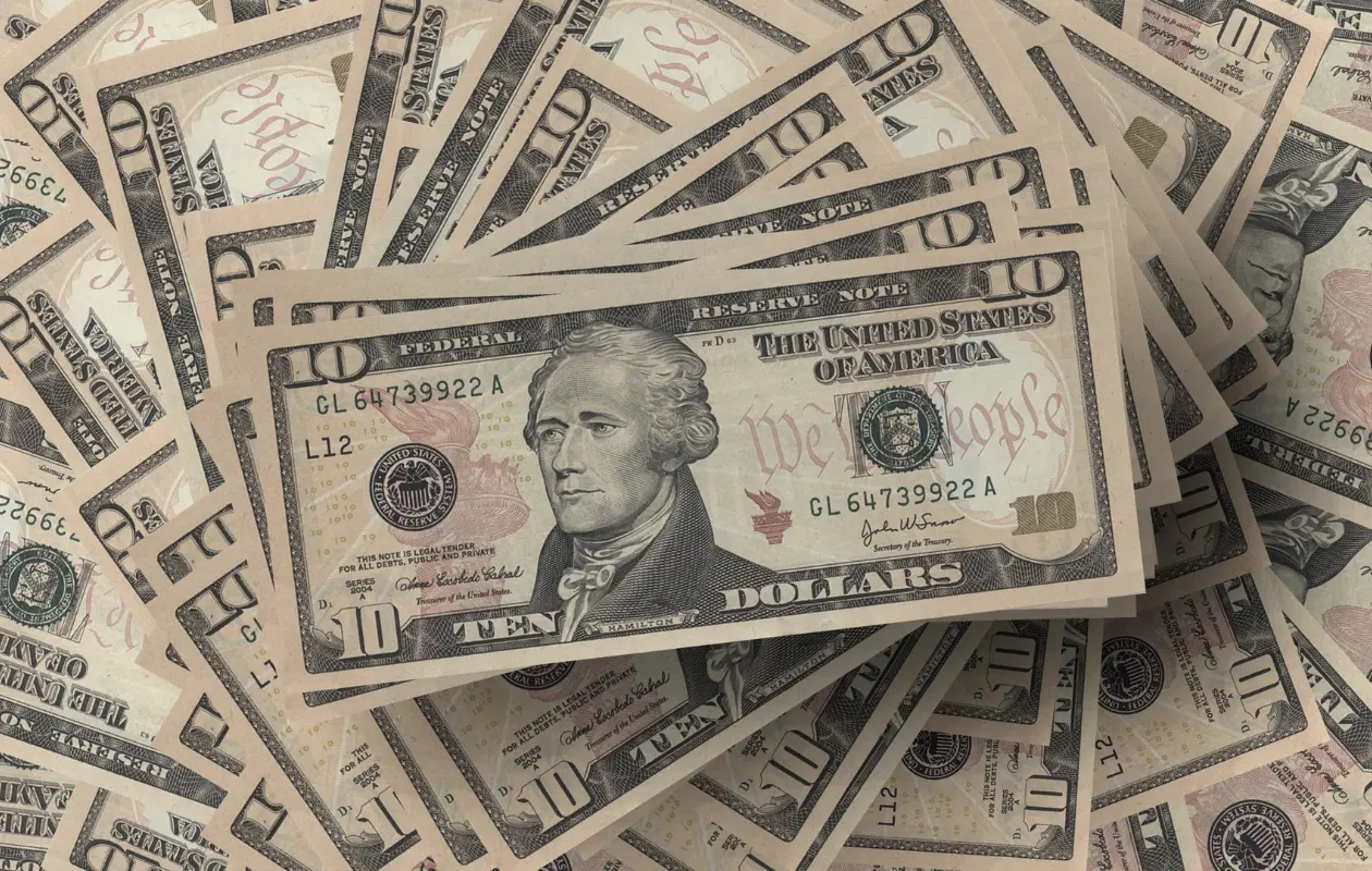 Conoce cómo se cotiza la moneda estadounidense respecto al peso mexicano.