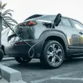 Estudio advierte sobre cargadores eléctricos que contaminan el medio ambiente