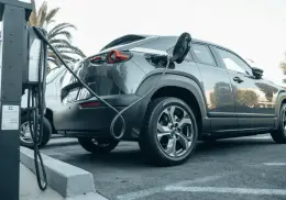 Estudio advierte sobre cargadores eléctricos que contaminan el medio ambiente