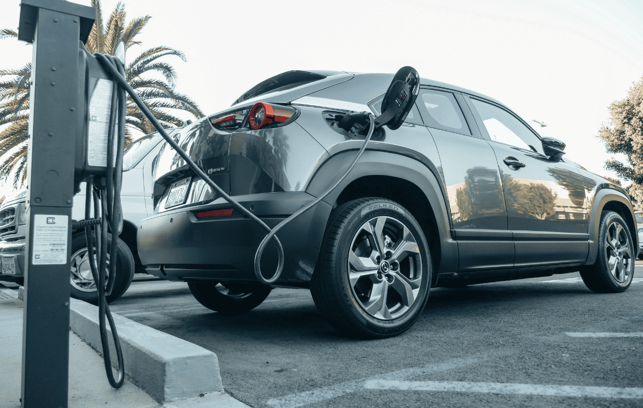 Estudio advierte sobre cargadores eléctricos que contaminan el medio ambiente