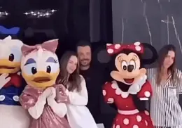 Funcionario de Morena aclara viaje a Disney con Belinda: "Fue con recursos propios"