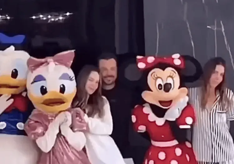Funcionario de Morena aclara viaje a Disney con Belinda: "Fue con recursos propios"