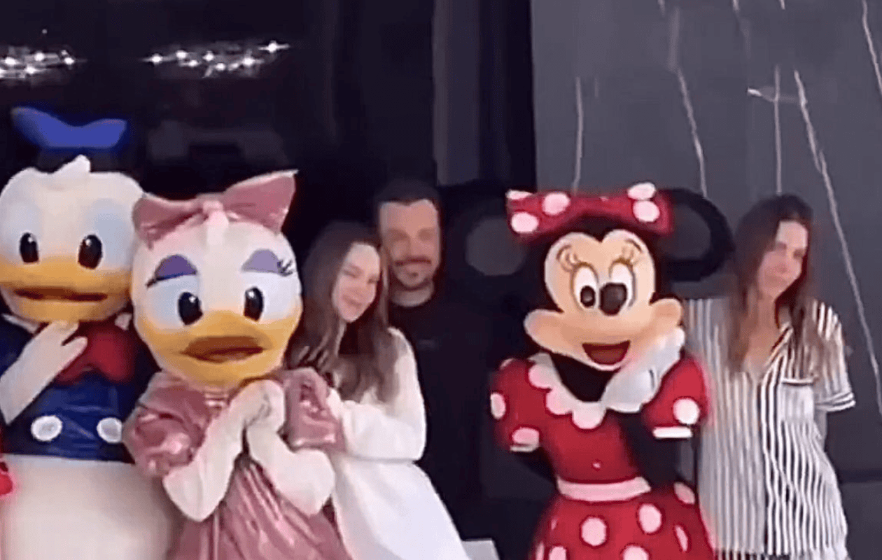 Funcionario de Morena aclara viaje a Disney con Belinda: Fue con recursos propios