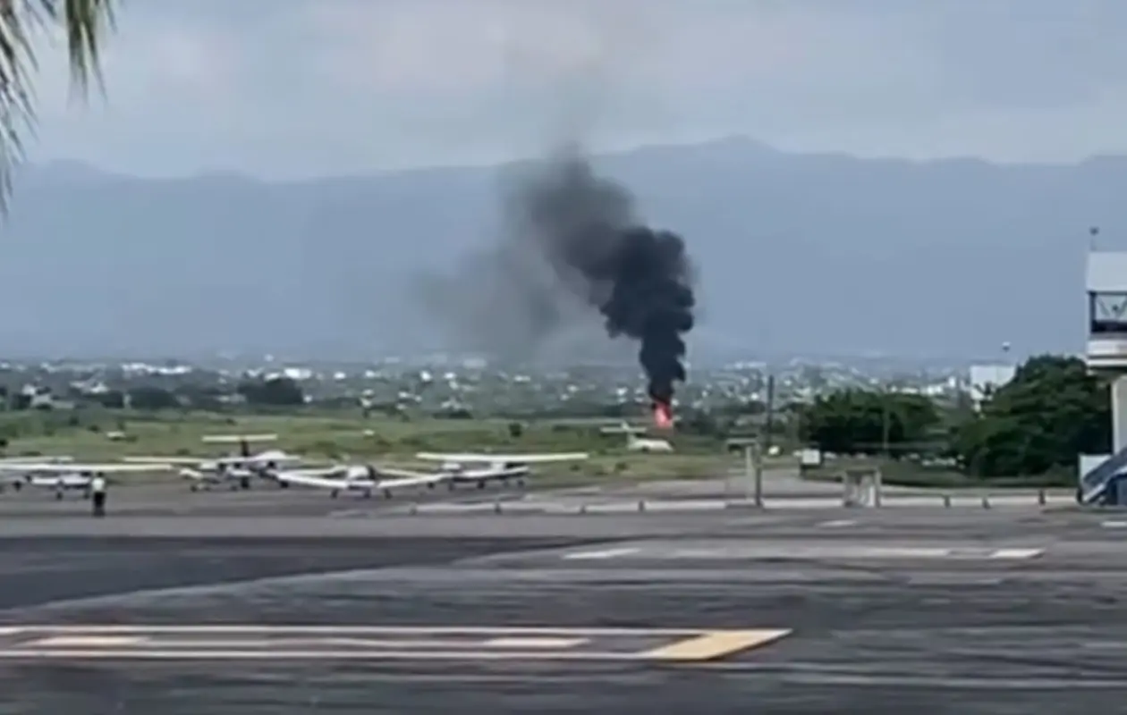 En redes sociales se compartió el momento en que la avioneta comenzó a arder.