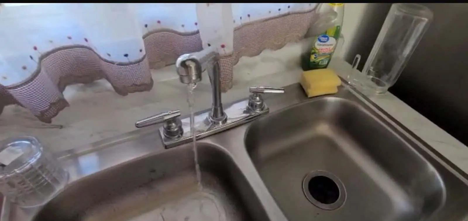 Agua sale con mal olor en el fraccionamiento Misión del Prado