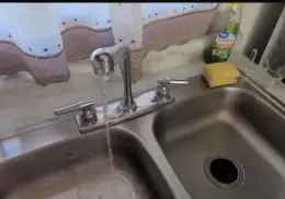 Agua de la llave con mal olor causa intriga en la Misión del Prado