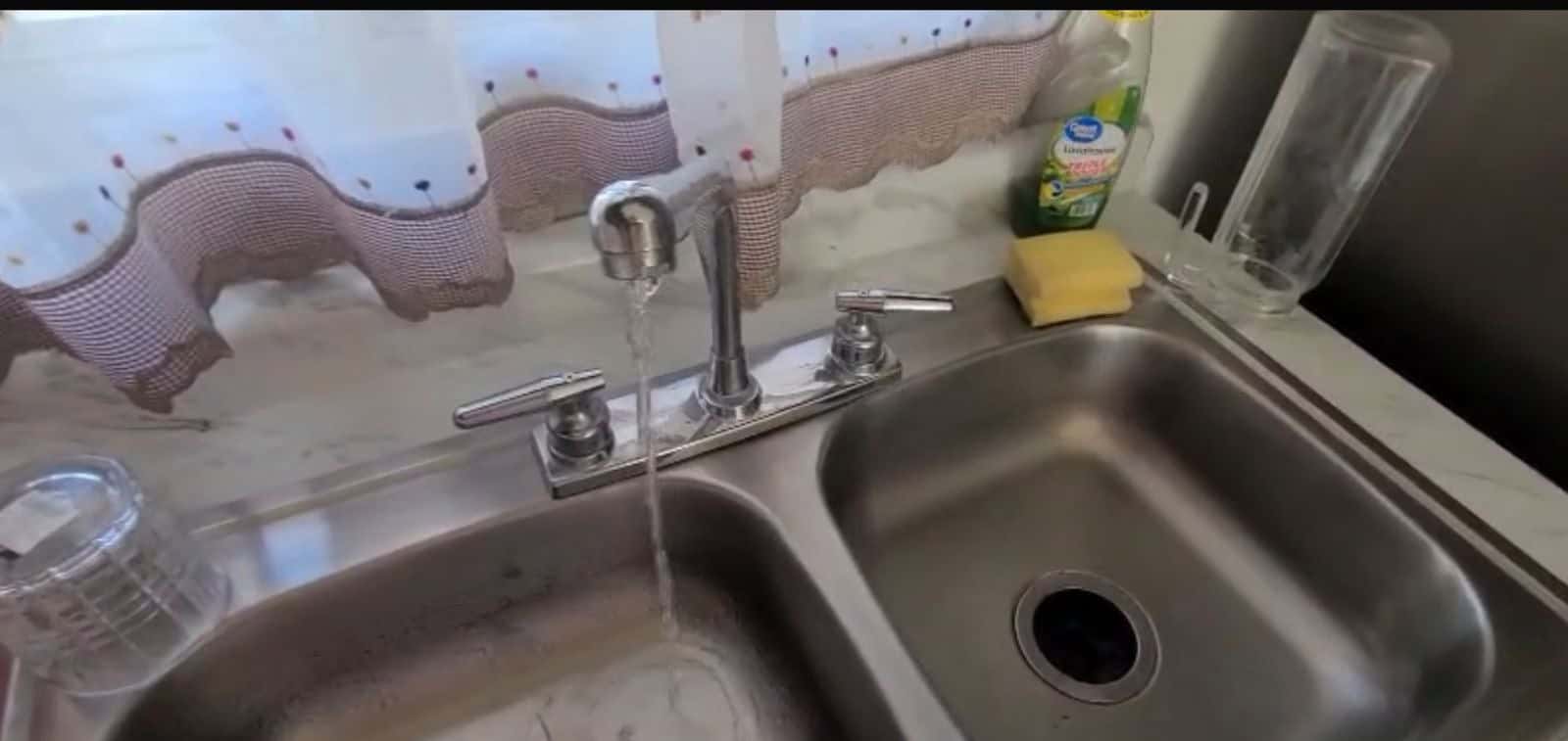 Agua de la llave con mal olor causa intriga en la Misión del Prado