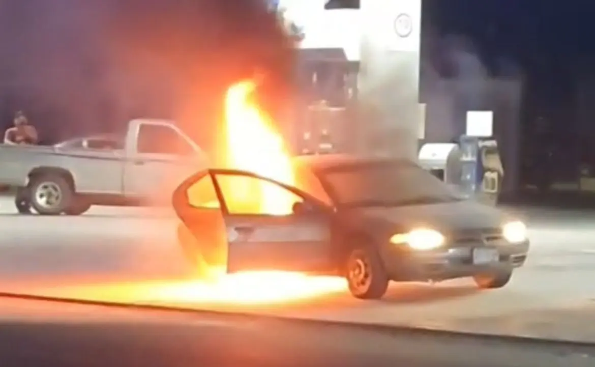 Arde vehículo al salir de gasolinera en la colonia Cajeme de Ciudad Obregón