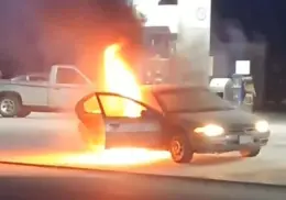 Arde vehículo al salir de gasolinera en la colonia Cajeme de Ciudad Obregón