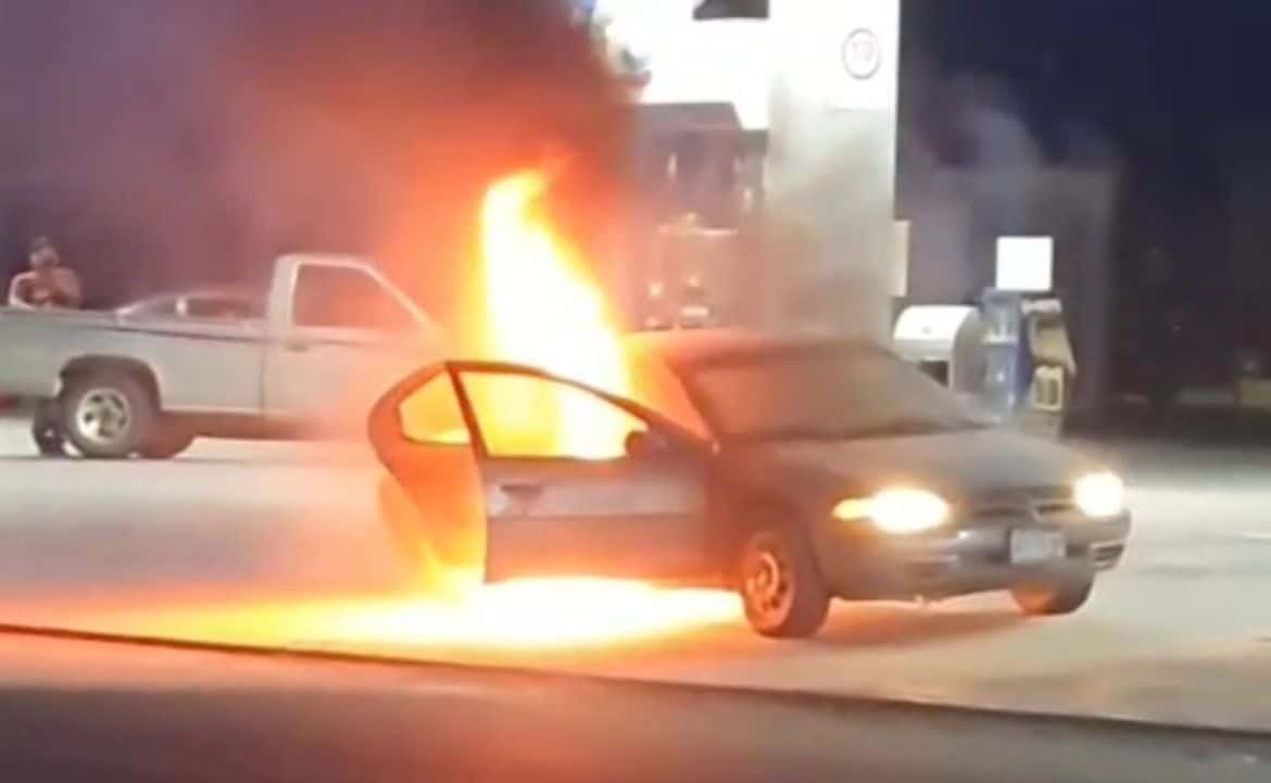Arde vehículo al salir de gasolinera en la colonia Cajeme de Ciudad Obregón