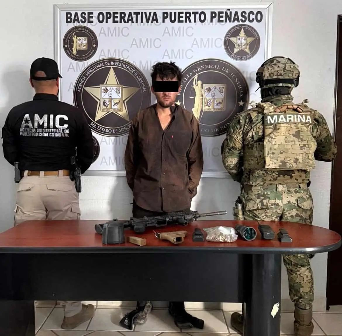 El sujeto detenido tenía en su posesión dos armas de Uso Exclusivo de las Fuerzas Armadas