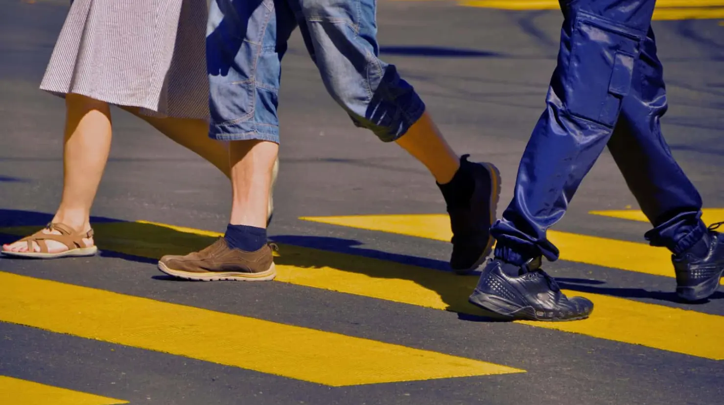 Ser peatón no significa estar exento de normas, pues la seguridad vial es una responsabilidad compartida. Foto: Canva