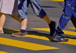 Día del Peatón: 7 errores más comunes que cometen al caminar por las calles y quizá no sabías