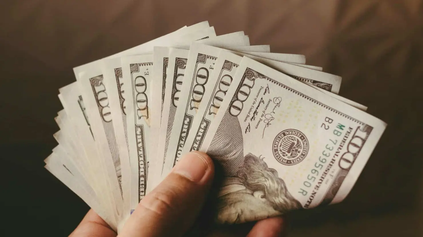 El dólar se encuentra ligeramente depreciado frente al peso, impulsando un respiro para la moneda mexicana y los mercados bursátiles