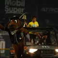 D’leh, niño sobreviviente de leucemia toca la campana de la victoria en juego de Sultanes de Monterrey