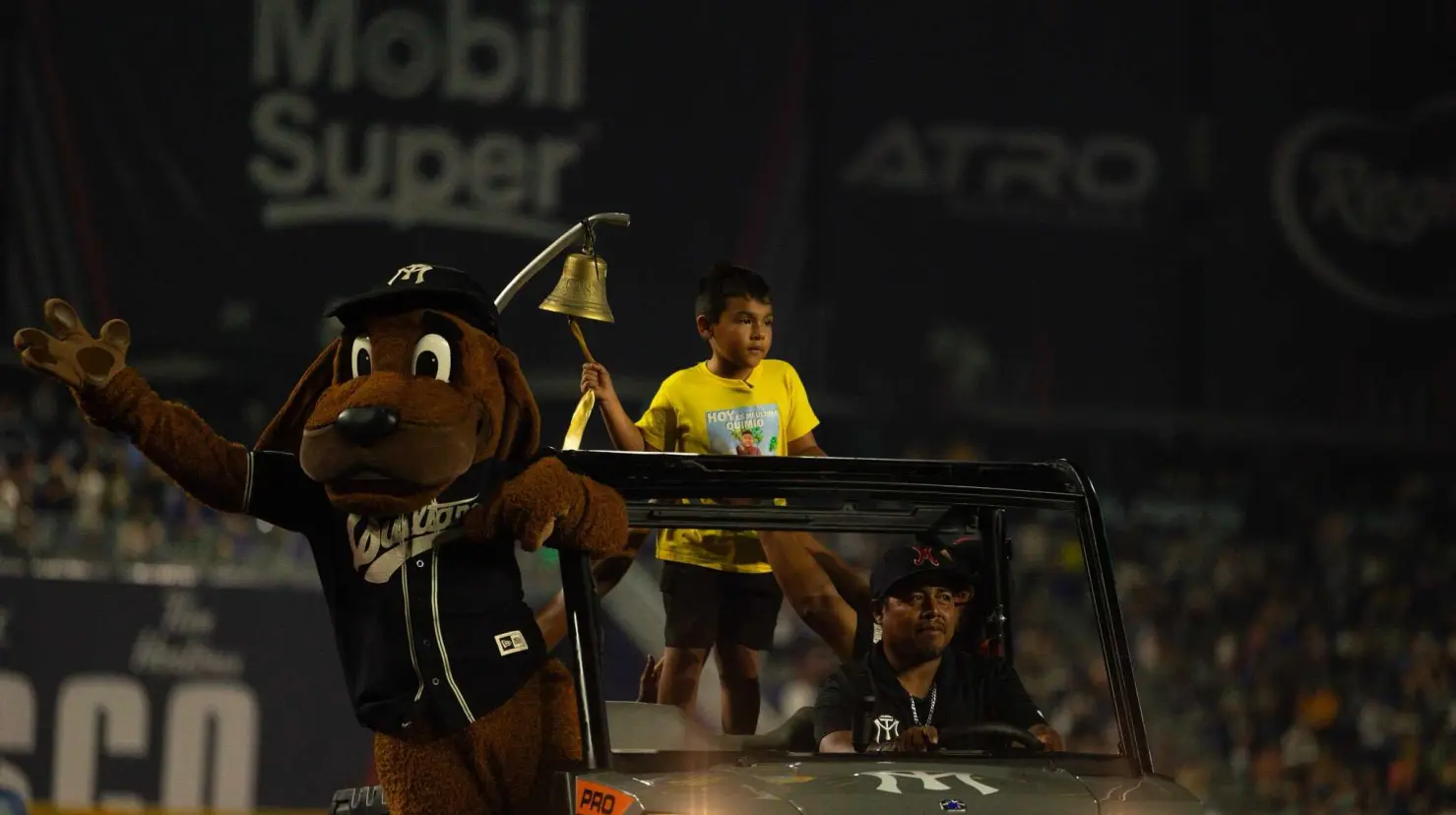 Acompañado del Perro Sultán el pequeño compartió su victoria con los aficionados de Sultanes.