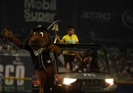 D´leh, niño sobreviviente de leucemia toca la campana de la victoria en juego de Sultanes de Monterrey