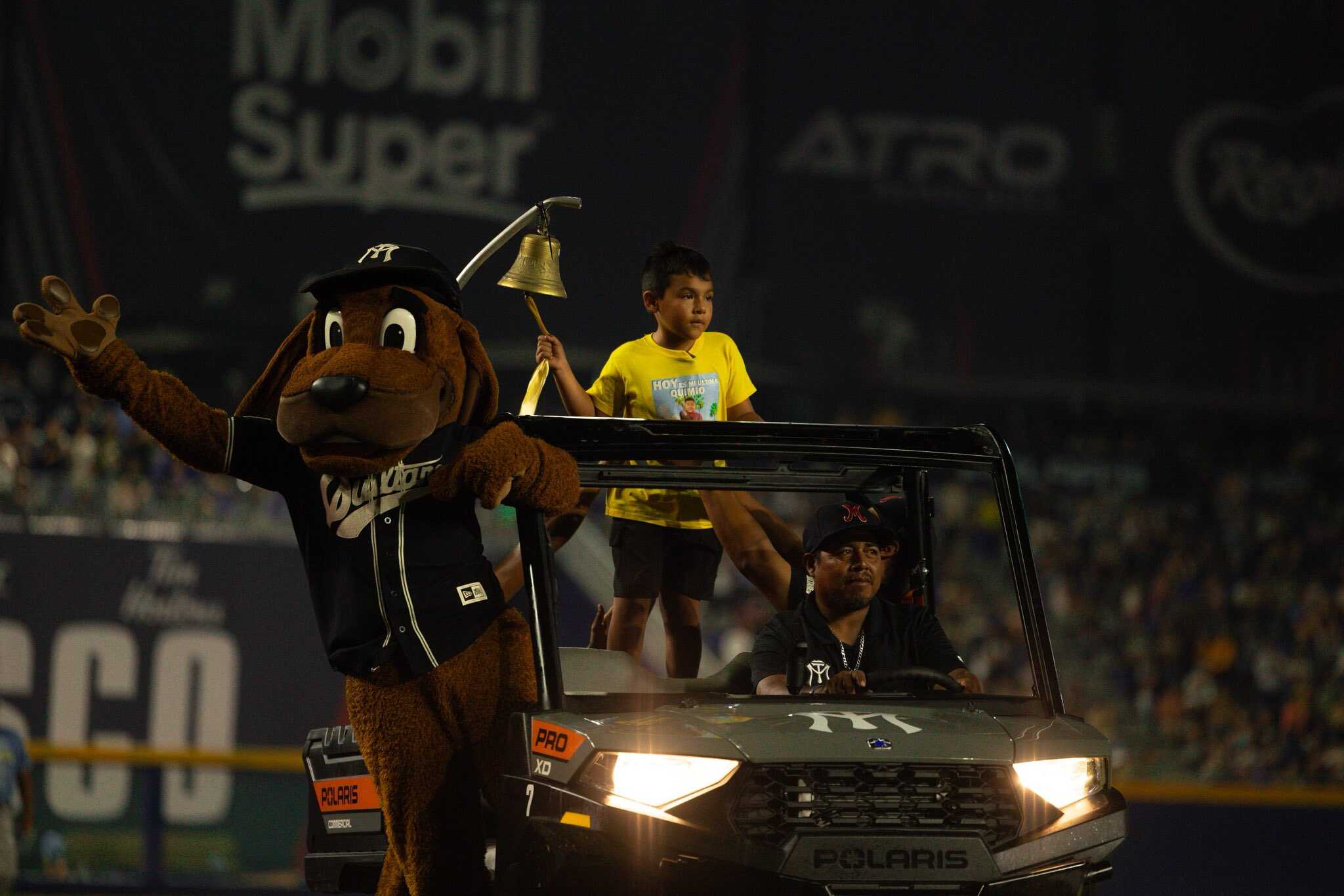 Dleh, niño sobreviviente de leucemia toca la campana de la victoria en juego de Sultanes de Monterrey