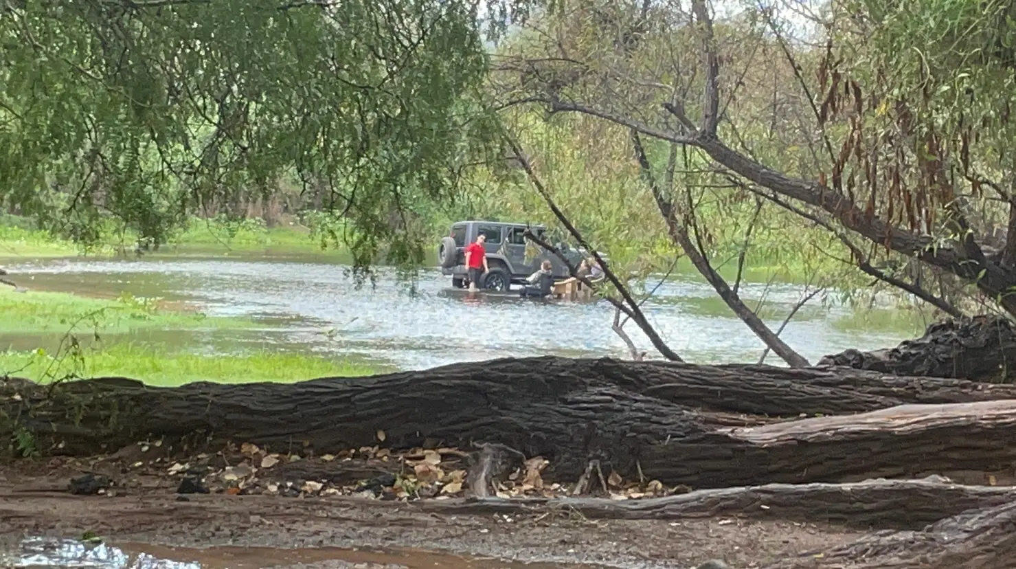 Visitantes ingrean con todo y sus vehículos a las aguas del Río Yaqui