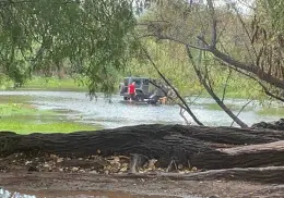 Visitantes ingrean con todo y sus vehículos a las aguas del Río Yaqui
