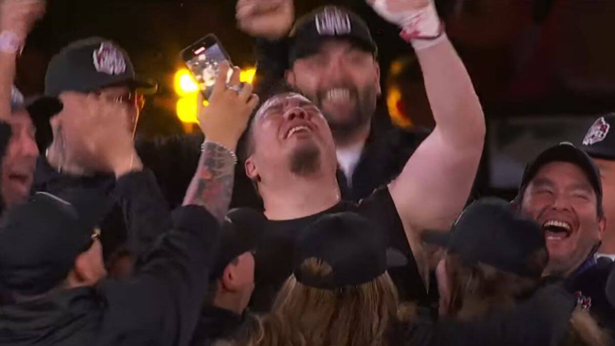 Franco Escamilla vence al Escorpión Dorado durante el evento SupernovaStrikers