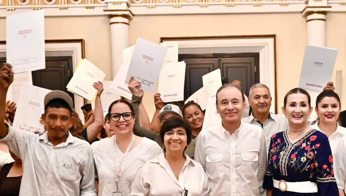 Entregaron escrituras en Hermosillo / Canva - @AlfonsoDurazo