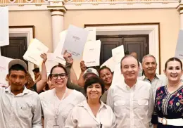 Alfonso Durazo encabeza entrega de escrituras y facilita que víctimas pueden obtener una vivienda