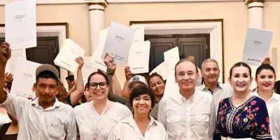 Alfonso Durazo encabeza entrega de escrituras y facilita que víctimas pueden obtener una vivienda