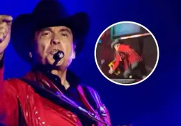 Así fue el momento exacto en que cae vocalista de Los Tigres del Norte en concierto en SLP | VIDEO