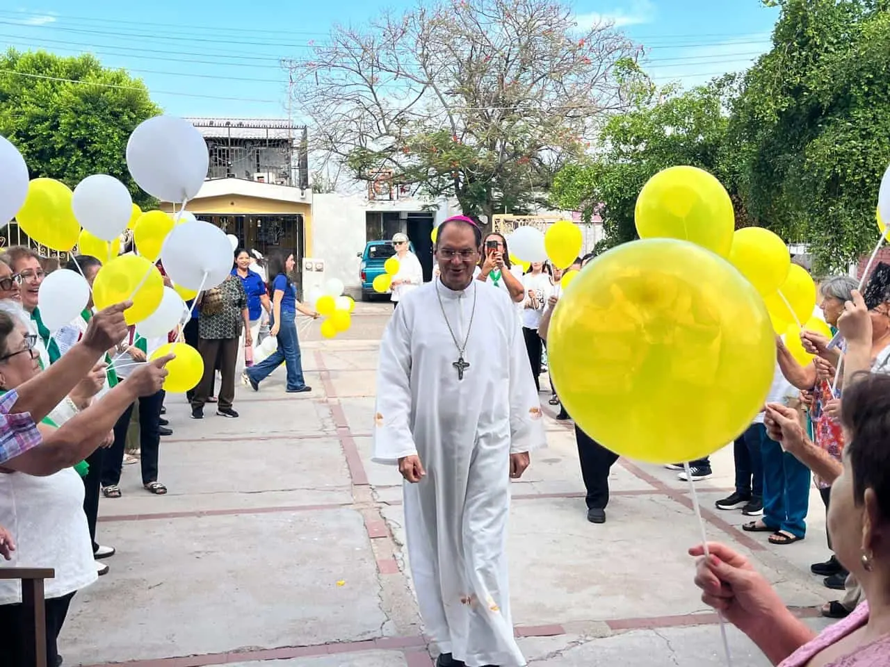 Las comunidades reciben al obispo Felipe Pozos en visita pastoral.