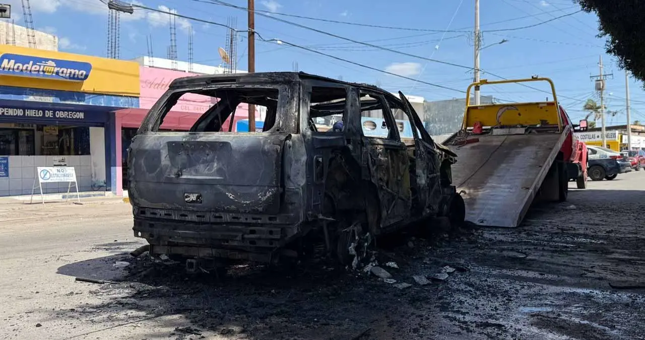 Una unidad totalmente consumida por las llamas, fue el resultado de un voraz incendio.