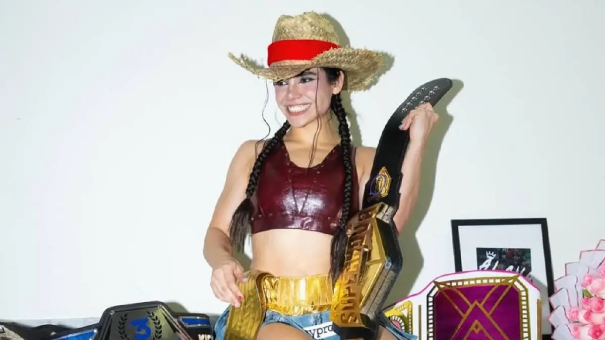 Alana Flores recibe cinturón del campeonato mundial