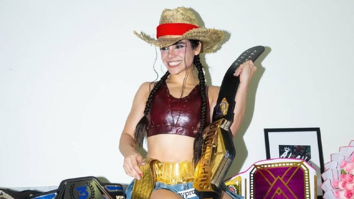 Alana Flores recibe cinturón del campeonato mundial por parte del Consejo Mundial de Boxeo