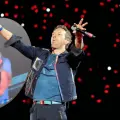 Coldplay defiende la Kisscam en sus conciertos tras polémica viral: “Seguiremos haciéndolo”