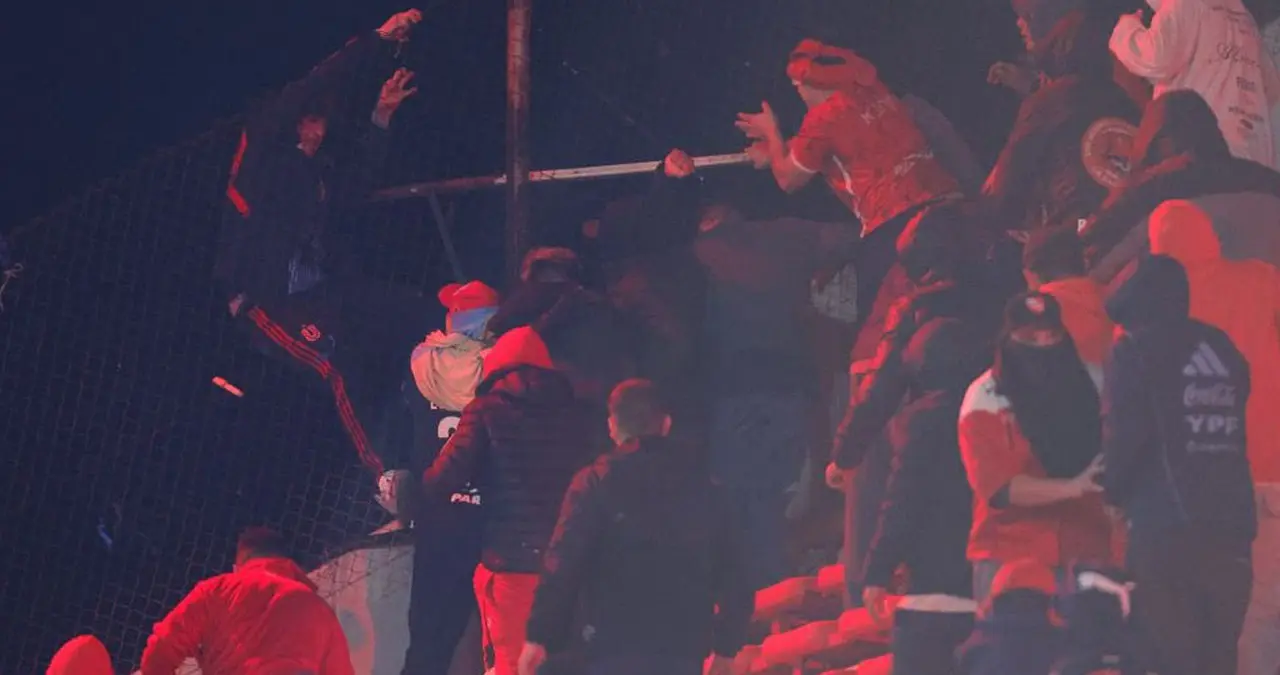 Masacre en la Copa Sudamericana de futbol: Batalla campal en el Independiente vs. Universidad de Chile