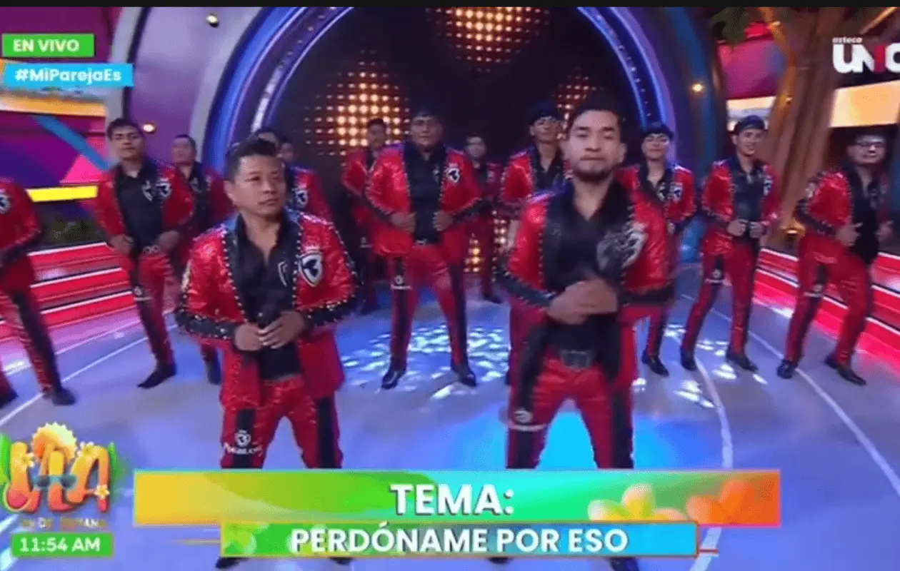 Los televidentes se extrañaron al ver a la agrupación presentándose sin instrumentos musicales.