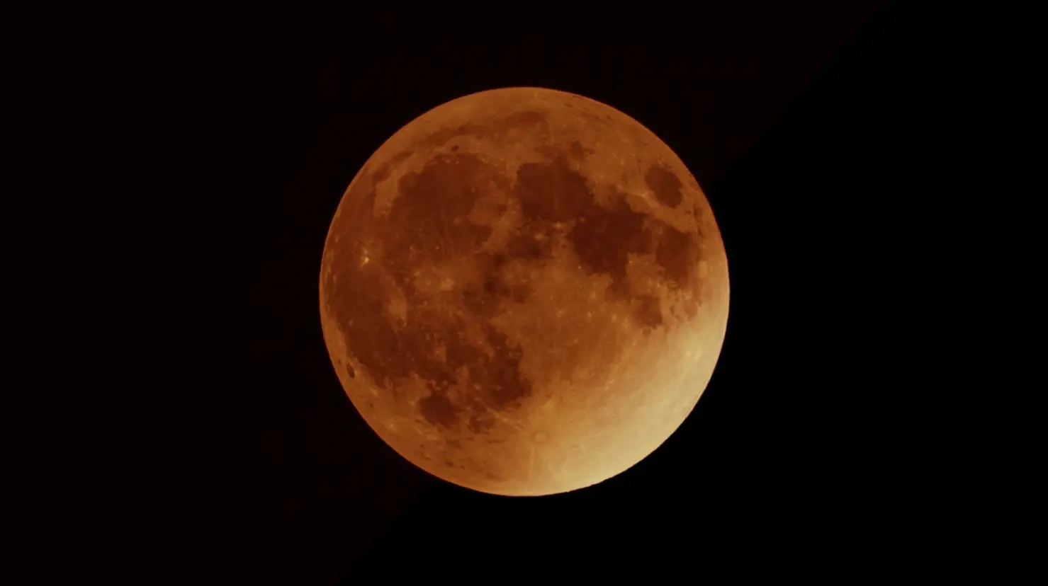 Durante este espectáculo, nuestro satélite natural adquirirá el característico tono rojizo, conocido como "Luna de sangre". Foto: Canva