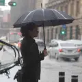 ¿Se puede faltar al trabajo por lluvias? Esto establece la LFT sobre las causas justificadas