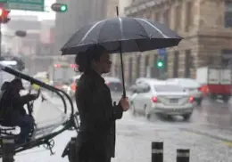 ¿Se puede faltar al trabajo por lluvias? Esto establece la LFT sobre las causas justificadas