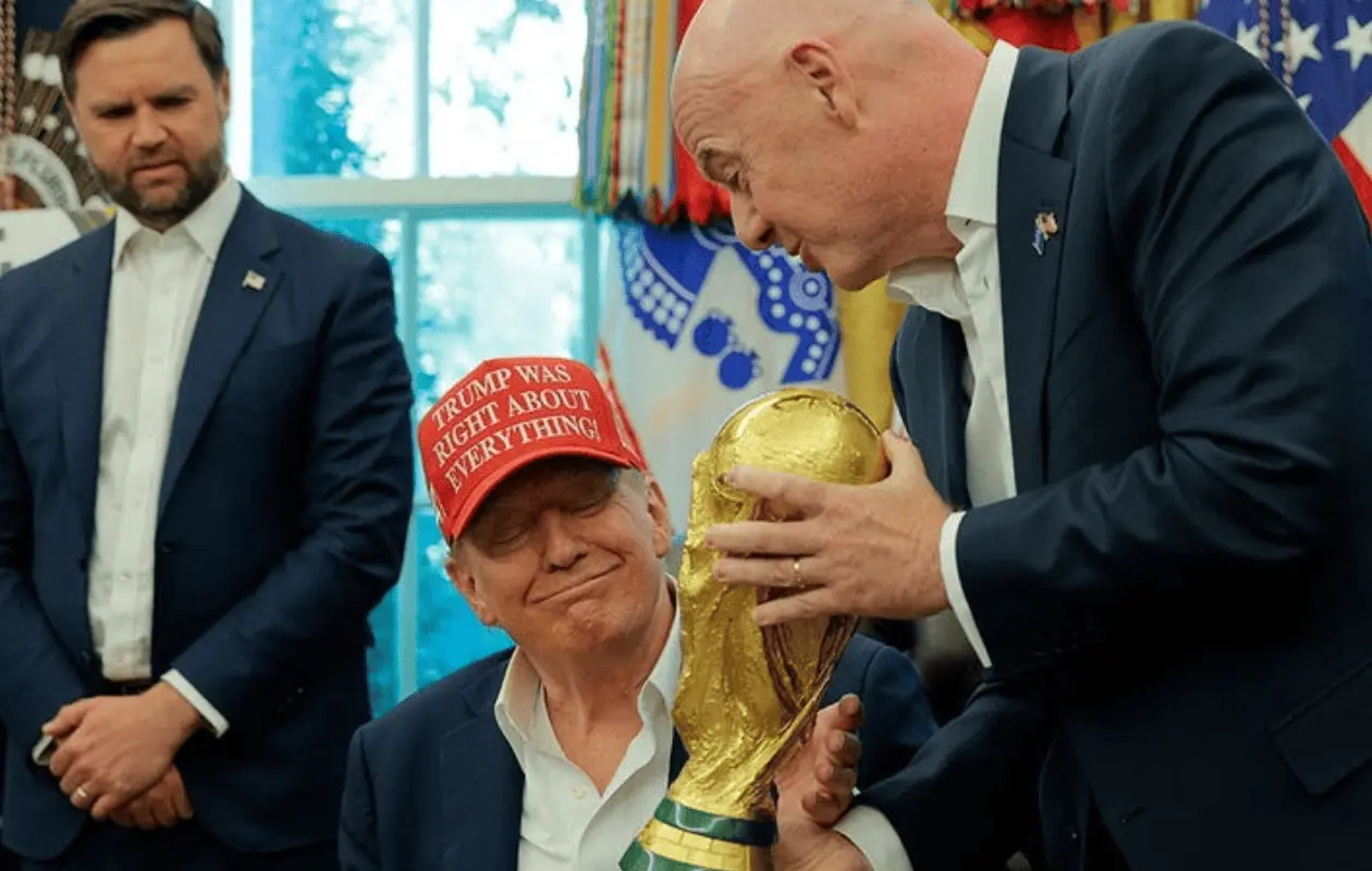 El presidente de la FIFA llevó a la Casa Blanca el trofeo del Mundial 2026.