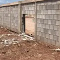 Choque daña barda de panteón en Pueblo Yaqui; responsable pagará reparación