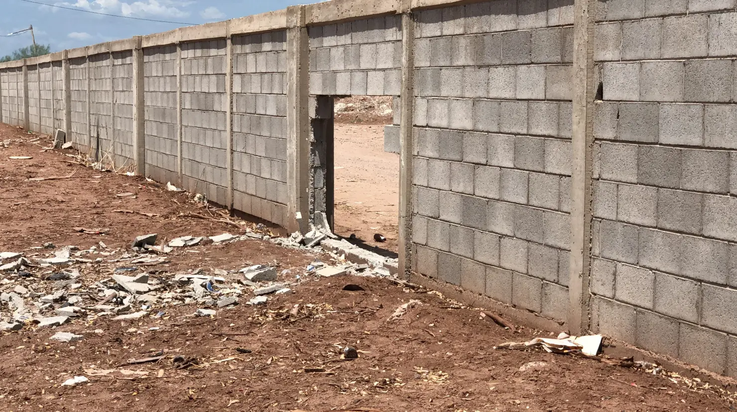 Choque daña barda de panteón en Pueblo Yaqui; responsable paga reparación
