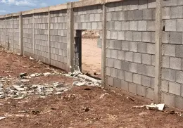 Reparan daños hechos a barda de Pueblo Yaqui por accidente automovilístico
